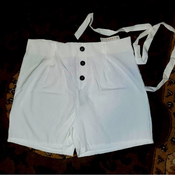 New Women’s High Waisted Belted Faux Button Shorts Sz S - Picture 2 of 6